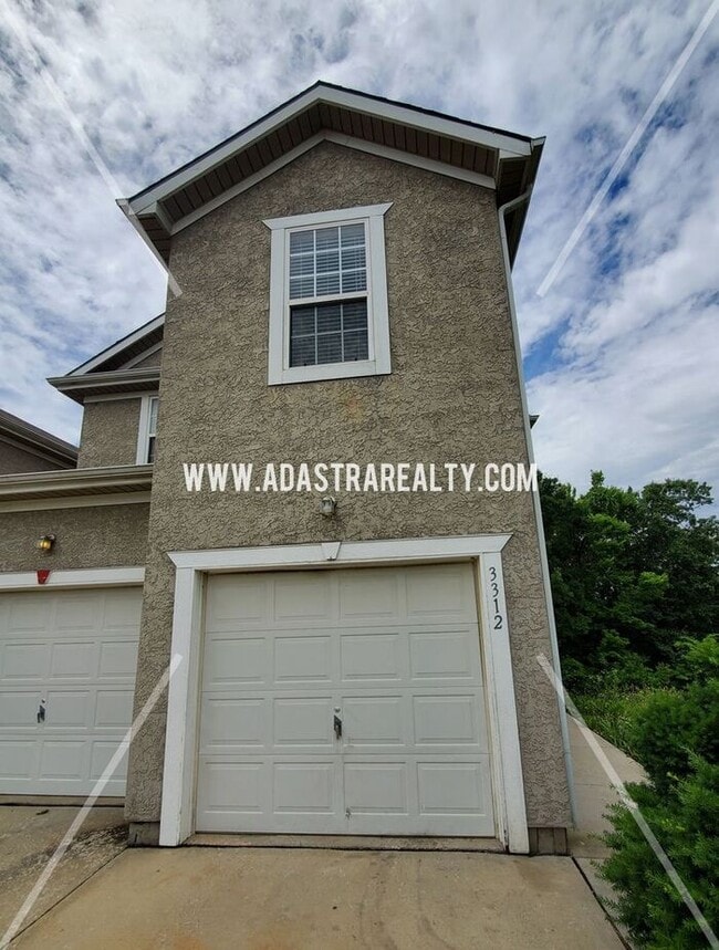 Building Photo - Spacious Townhome in Piper School District...