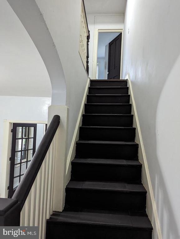 Photo - 327 W Race St