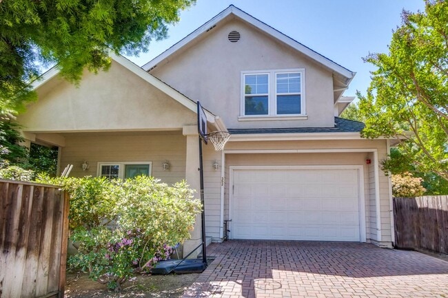 Building Photo - Awesome Home Located in a Quiet Tree Line Neighborhood
