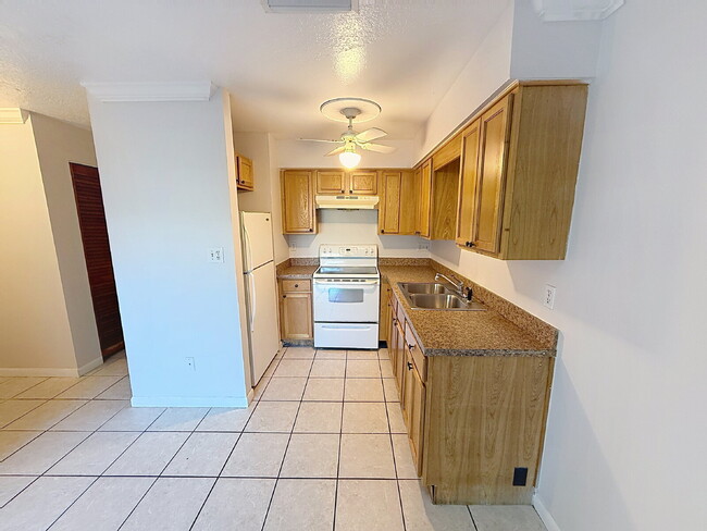 Lovely 2 bedroom 1 bath with pool!