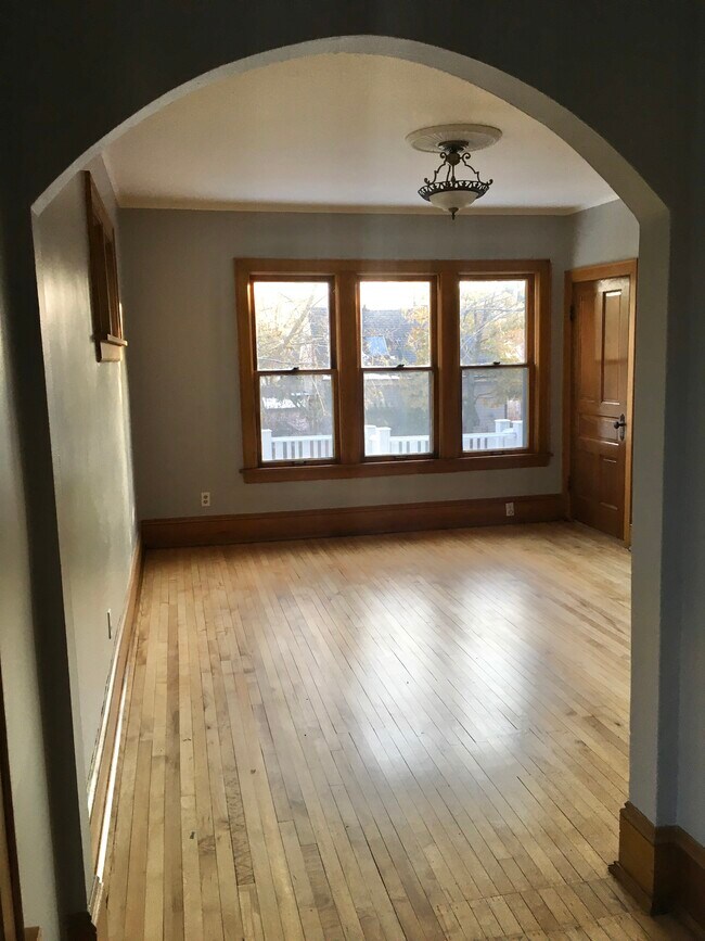 Living Room - 822 E Auer Ave