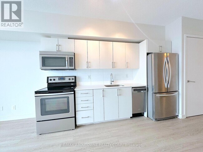Photo - 763 Woodbine Ave