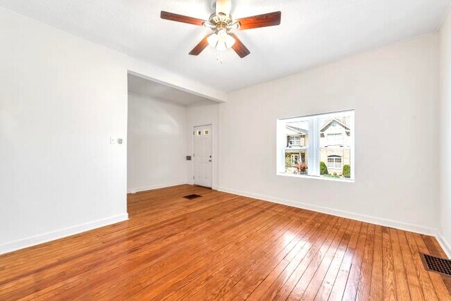 Living Room - 5618 S Magnolia Ave