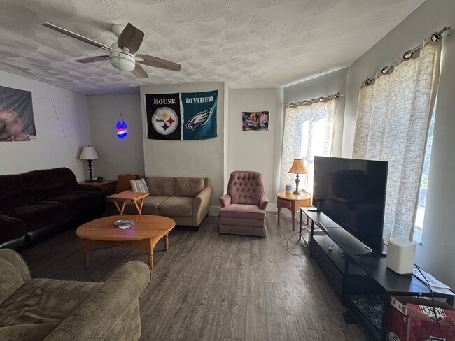 Photo - 352 Stewart St