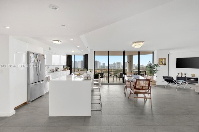 Building Photo - 3598 Yacht Club Dr Unit 1403