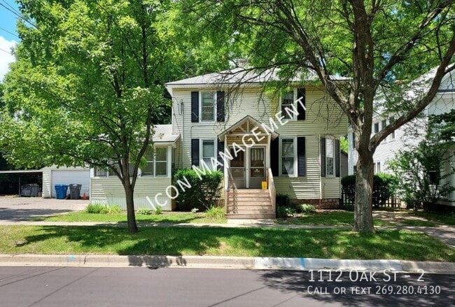 Building Photo - 1112 Oak St Unit 2