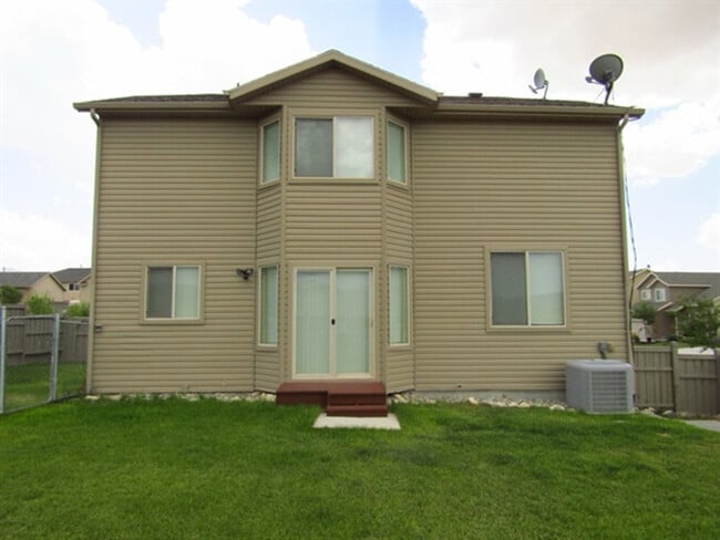 Building Photo - 1943 Sycamore Dr Rental