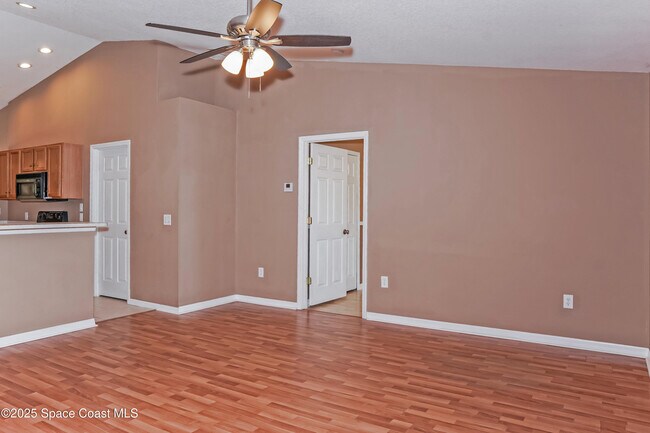 Photo - 225 Gordon Rd NW