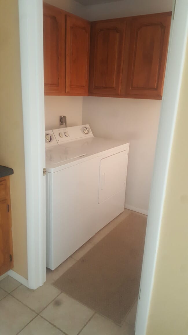 Building Photo - 935 West Whitehall Road Unit 3