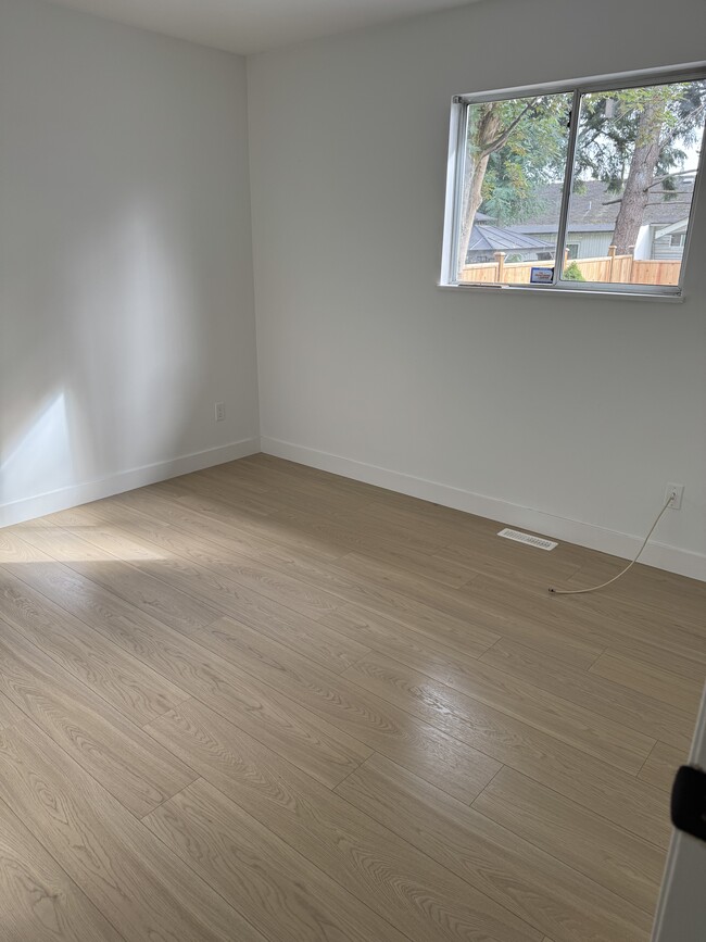 Photo - 12712 115B Av