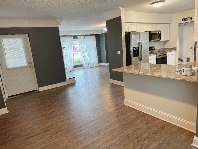 Photo - 671 Crest Ln E