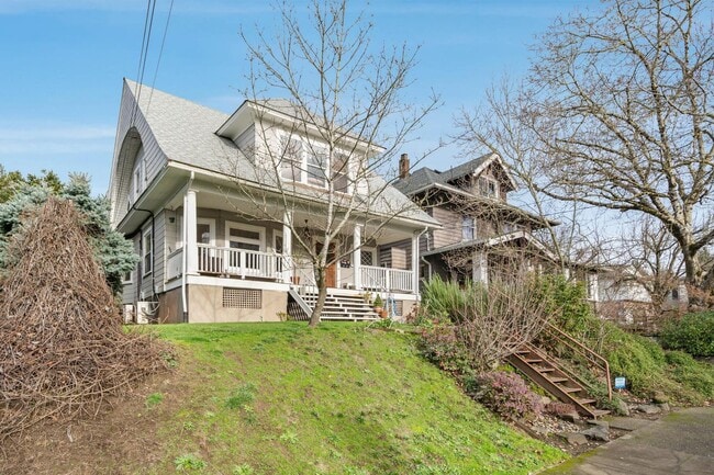 Photo - Charming 1-bdrm/1-bath in 1900s Victorian triplex—Prime location, shared laundry & yard Unidad 1