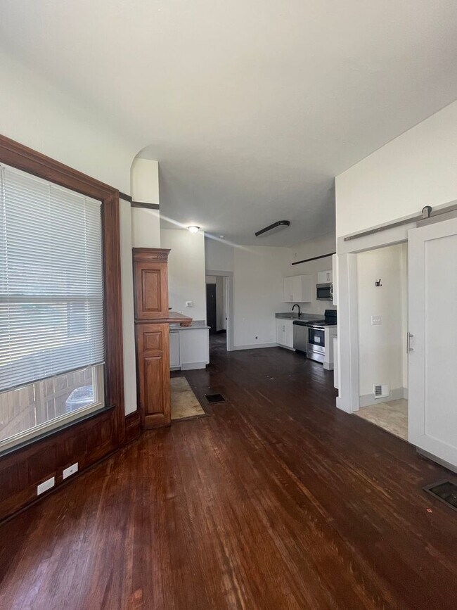 Photo - Beautiful Victorian One Bedroom Suites Unidad 1856 E. 89th 101/201/302