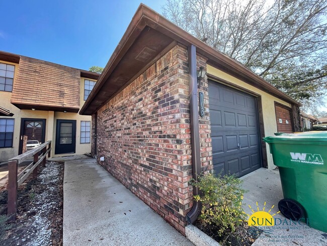 Building Photo - Quaint 3 Bedroom Townhouse in Shalimar