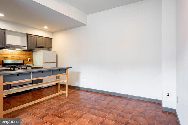 Building Photo - 1327 Snyder Ave Unit 1D