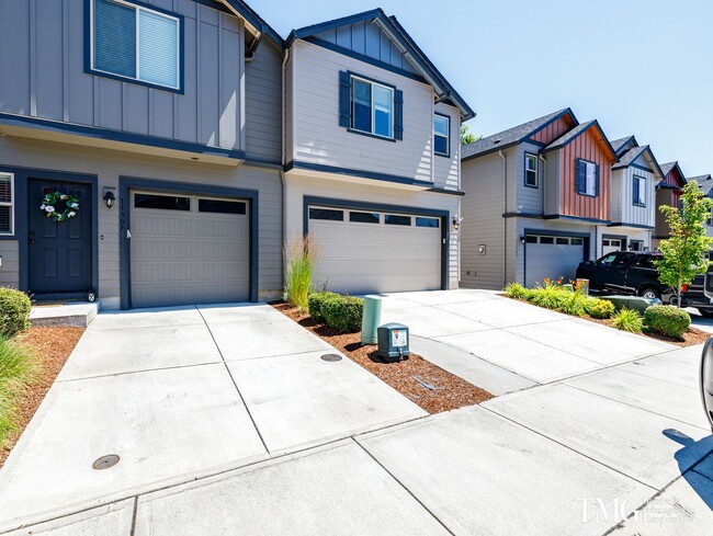 Building Photo - Bright and Contemporary Townhome with Open Layout