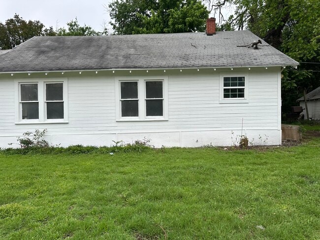 Side of house - 2101 Sanger Ave