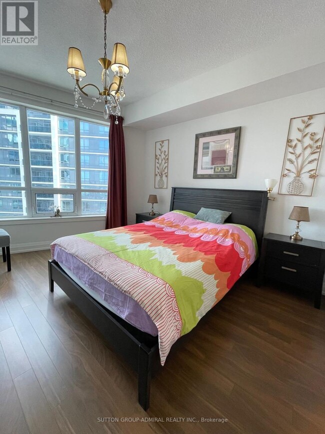 Photo - 7161 Yonge St