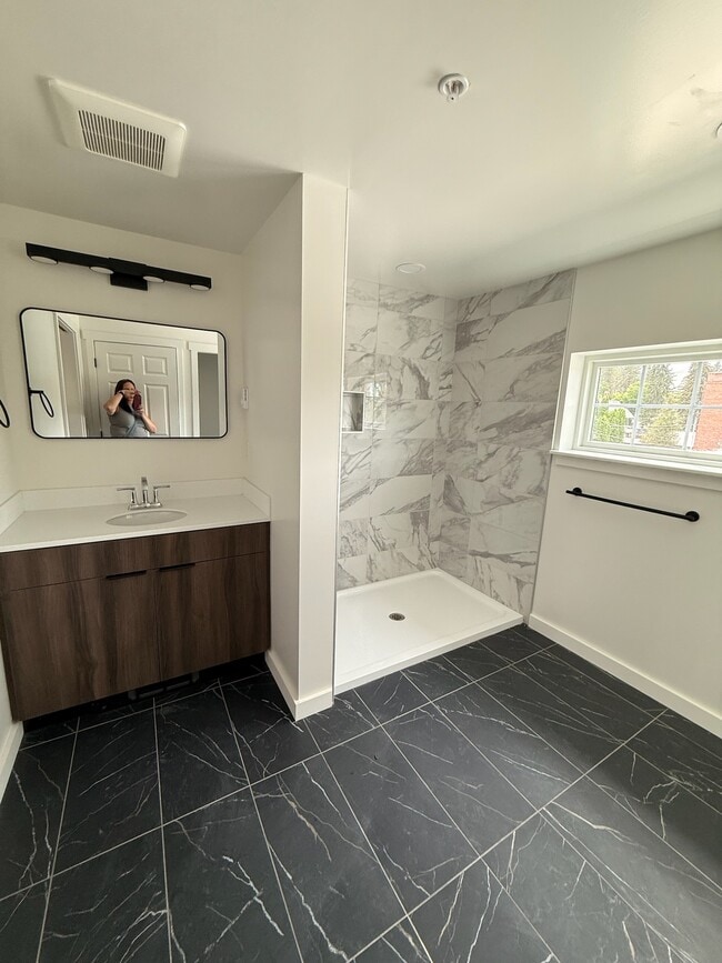 Bathroom Loft - 1925 W Pacific Ave