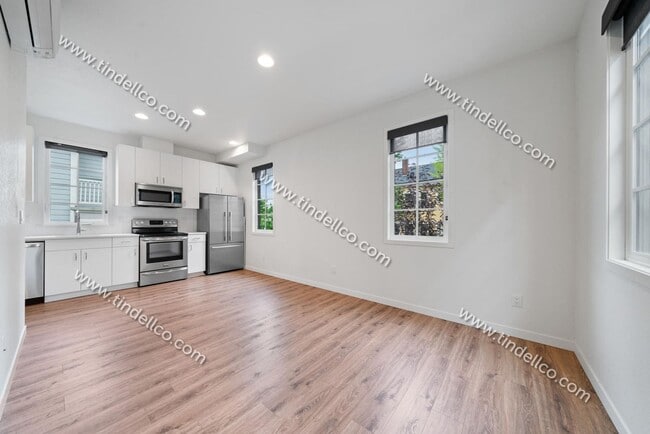Building Photo - 1106-1110 SE Lincoln St Unit 1110