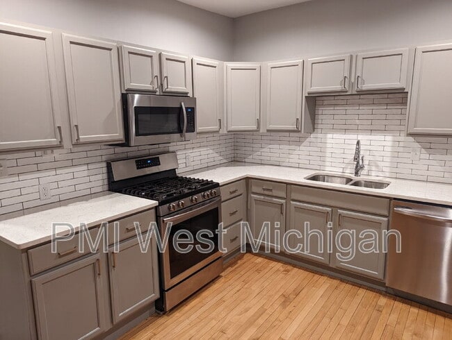 Photo - 144 Page St NE