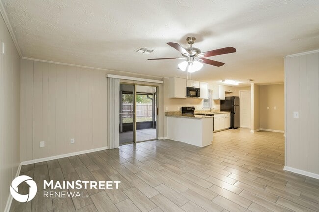 Photo - 960 Dostie Cir