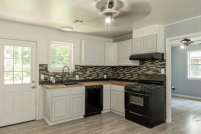 Photo - 124 W Brule St