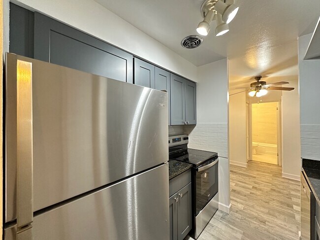 Photo - 3825 N Pine Grove Ave Unit 012