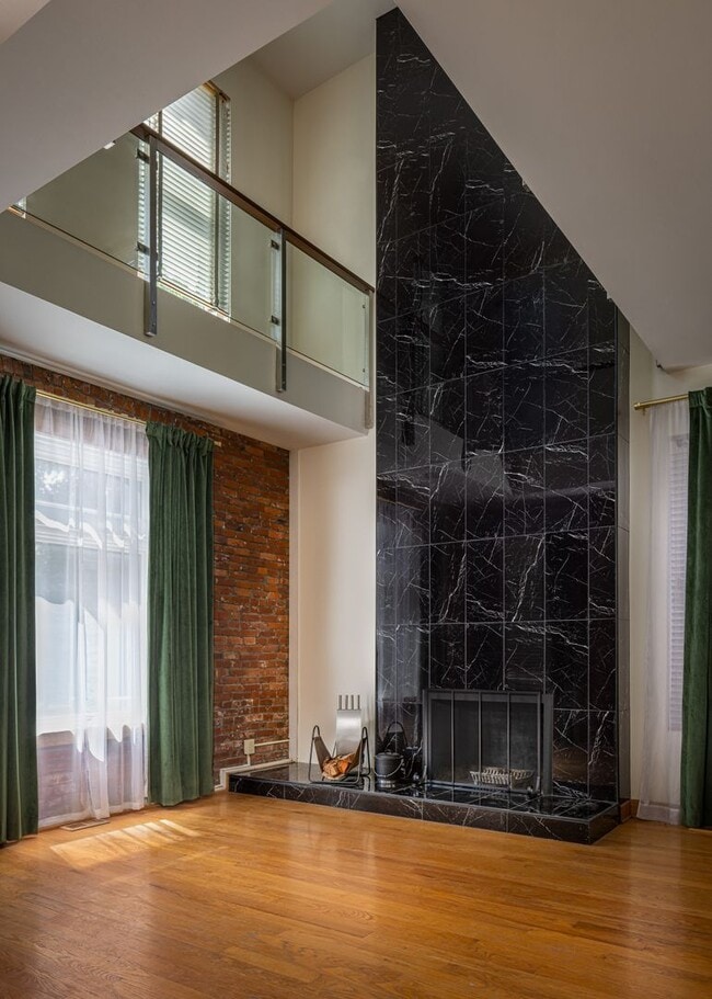 Stunning Union Hill Brownstone with Modern... - Stunning Union Hill Brownstone with Modern... House