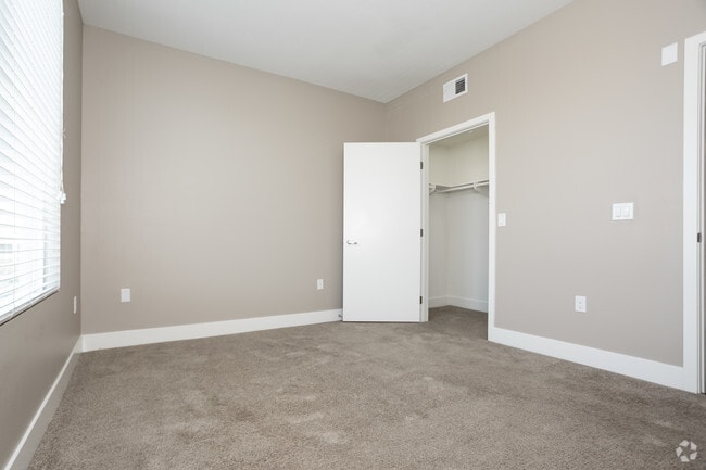 1BR, 1BA - 878 SF