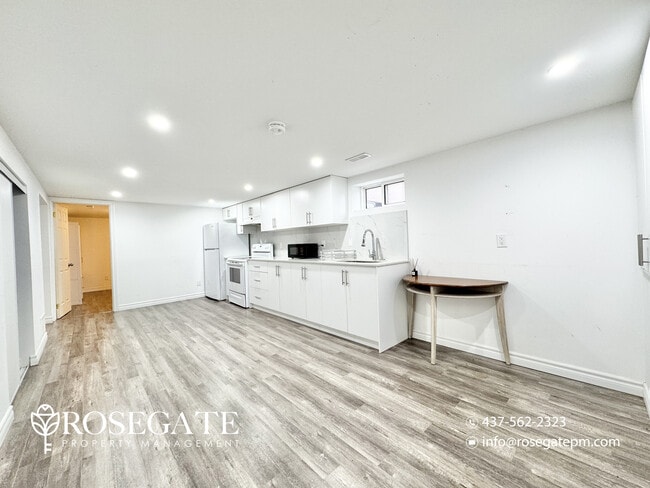 Photo - Cozy 2-Bedroom Basement Apartment with Parking in Oshawa — Cats Allowed Unité 2