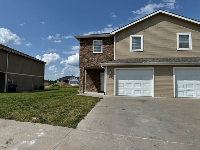 Building Photo - Welcome to Comfortable Living – Spacious, Pet-Friendly Home with Great Amenities