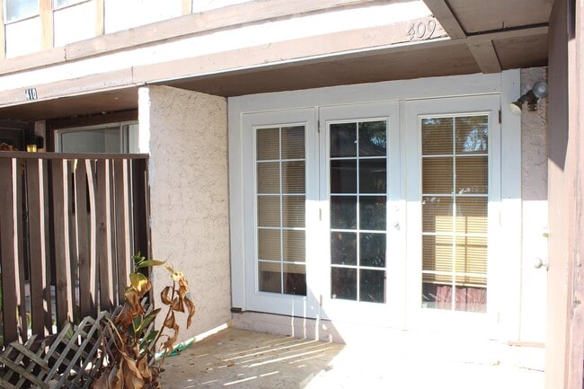 Building Photo - 409 Westwood Dr