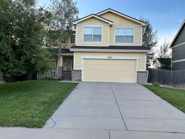 Building Photo - Welcome to your new home!  3 beds, 2.5 bat...