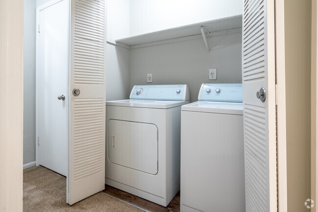 1BR, 1BA - 855SF