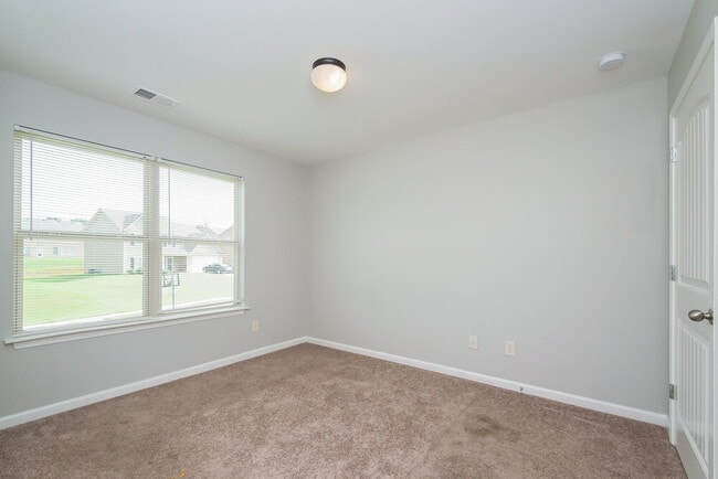 Photo - 73 Hamil Ct NW