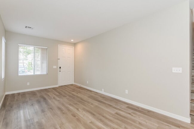 Photo - 10931 Colour Magic St