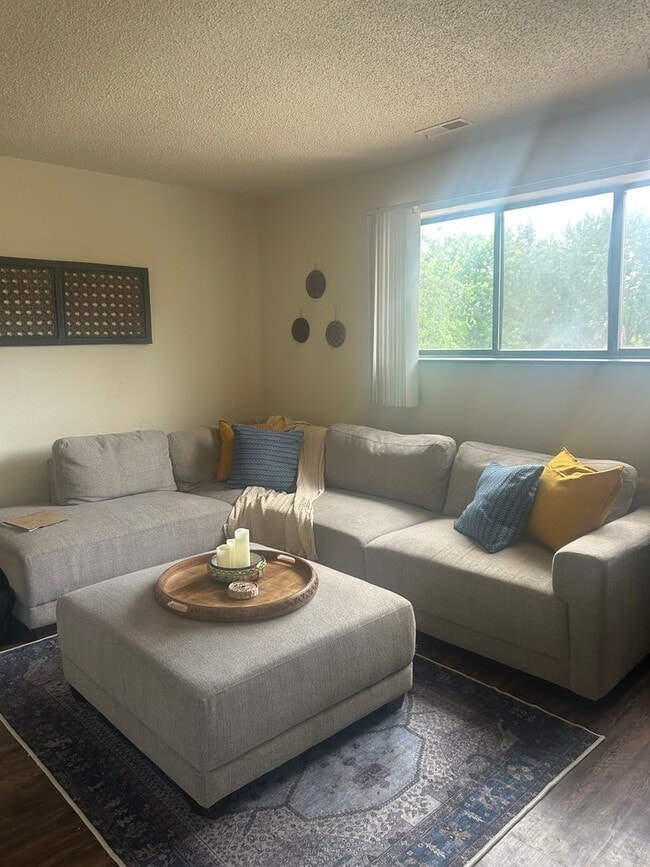 Great one bedroom on lower level! - Great one bedroom on lower level! Apartment Unit 103
