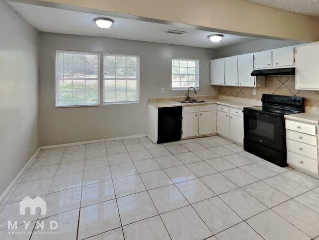 Photo - 450 Fairburn Rd NW