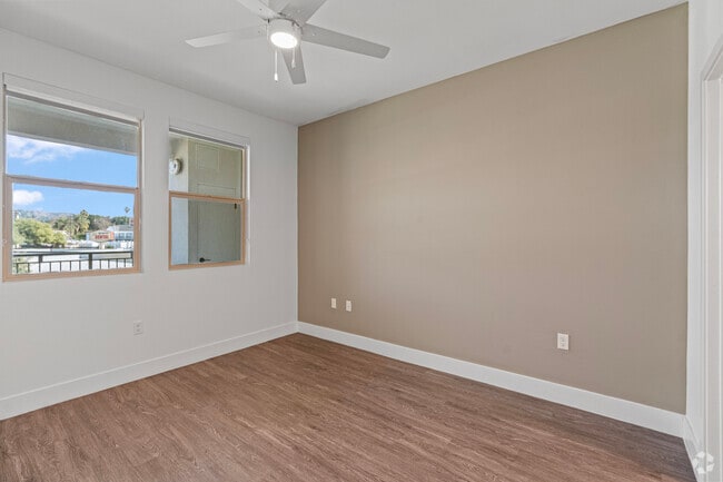 1BR, 1BA - 943SF
