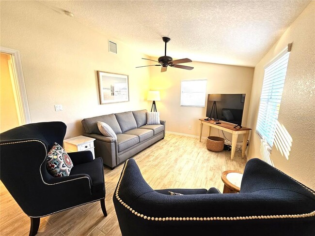Photo - 1153 Clark St