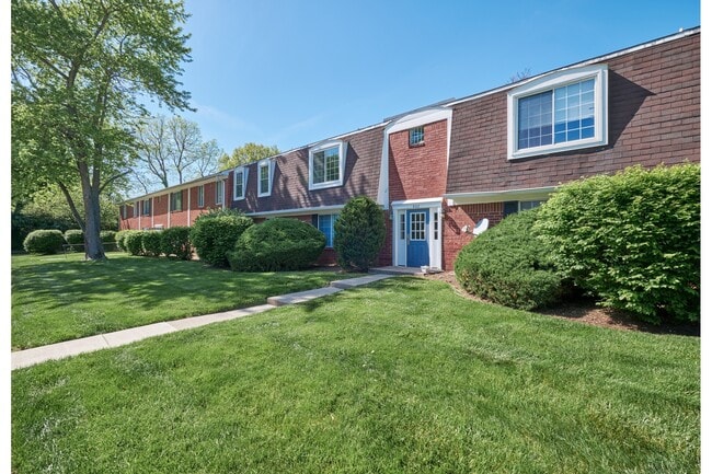 Building Photo - 922 Hoover Village Dr