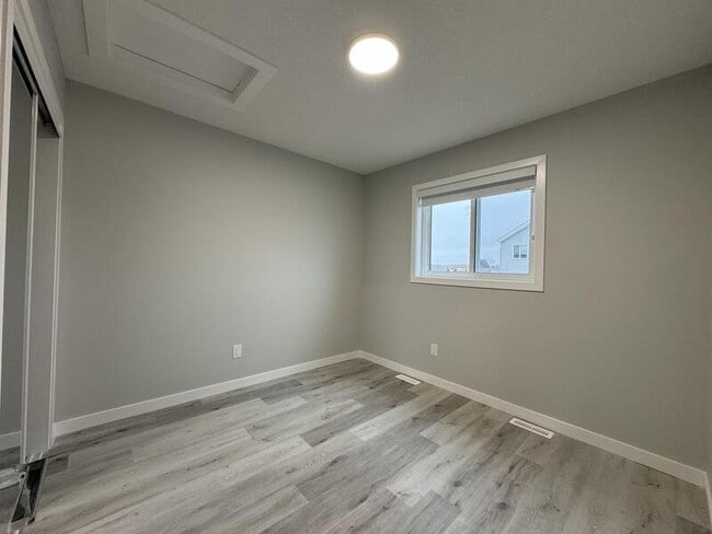 Photo - 4305-4338 38 St