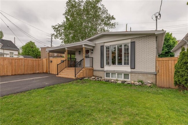 Photo - 356 Shakespeare St