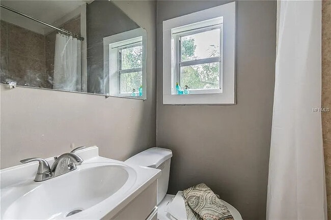 Photo - 228 W Jean St