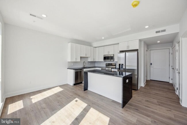 Photo - 1350 N Front St Unidad 202