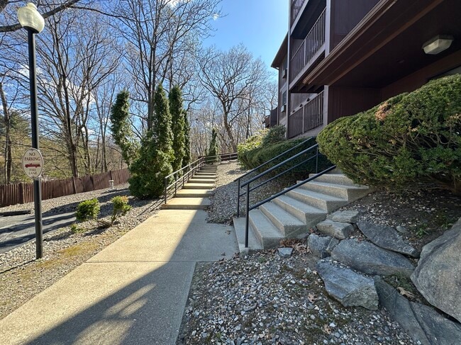 Building Photo - 340 Sunderland Rd Unit 17A