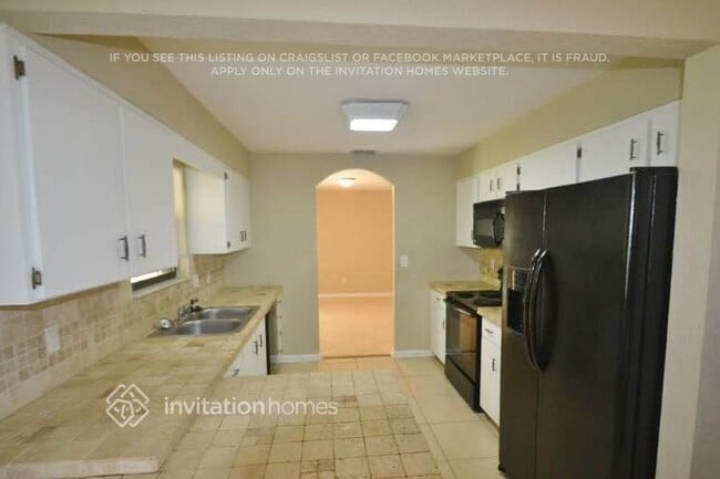 Photo - 885 Rayston St