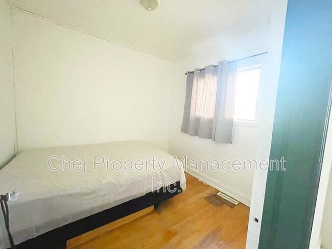 Photo - 10564-10592 92 St NW