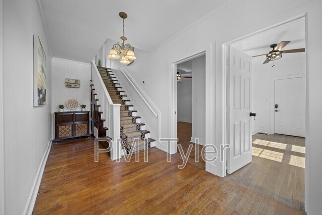 Photo - 210 E Dobbs St
